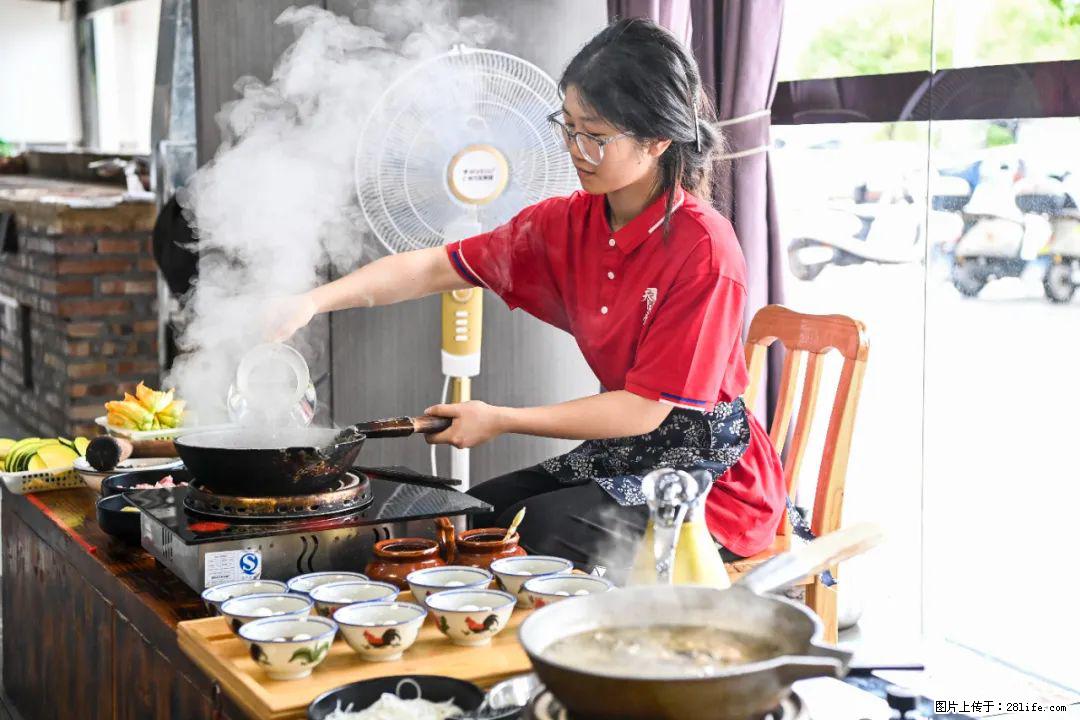 全网追的“扁担女孩”，找了一份暑假工，时薪12元 - 宿迁生活资讯 - 宿迁28生活网 suqian.28life.net